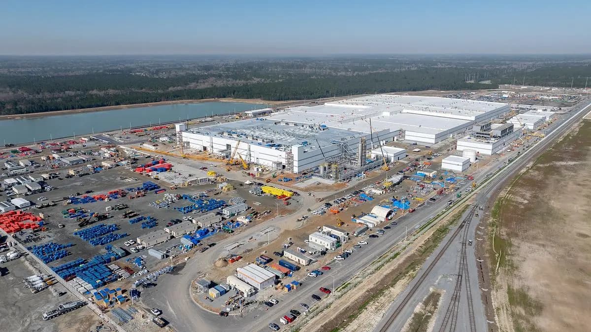 Image for 475 Arrested in Immigration Raid at Hyundai Metaplant Supplier Site