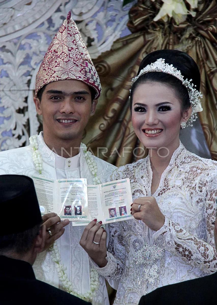 Image for Ricky Harun's Enduring Love Story: From Early Romances to a Harmonious Marriage with Herfiza Novianti
