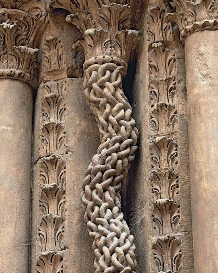 Image for 12th-Century Twisted Column at Avallon's Saint-Lazare Church Exemplifies Romanesque Artistic Mastery