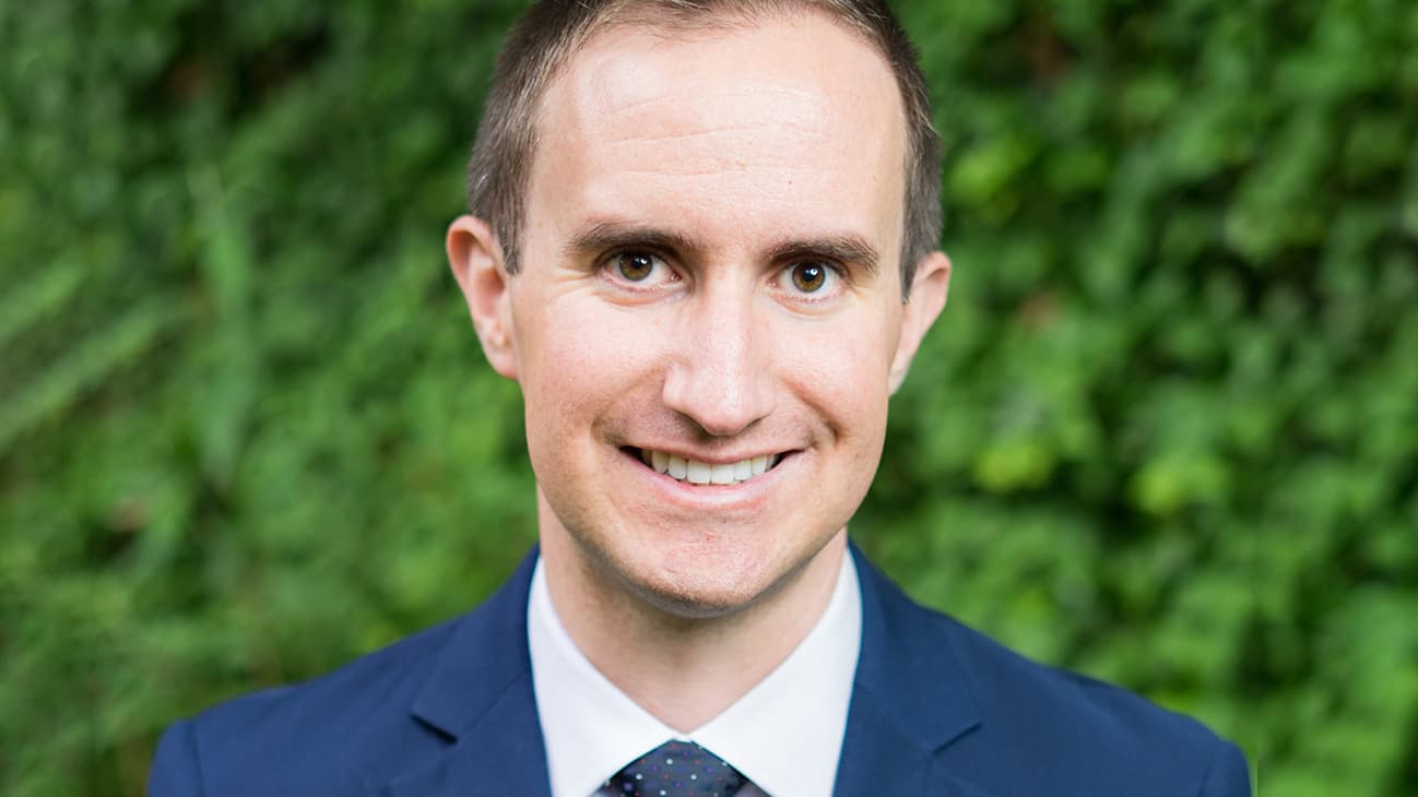 Image for Morgan Housel Highlights Market Overconfidence and Hindsight Bias