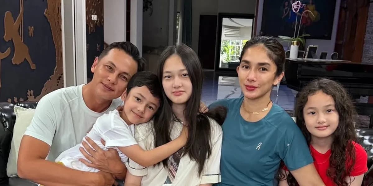 Image for Andhika Pratama's Enduring Love Story: From Stage Romance to Harmonious Family Life with Ussy Sulistiawaty