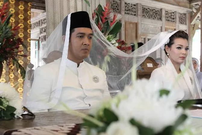 Image for From Surya Saputra to Agus Rahman: Dewi Sandra's Journey Through Love and Marriage