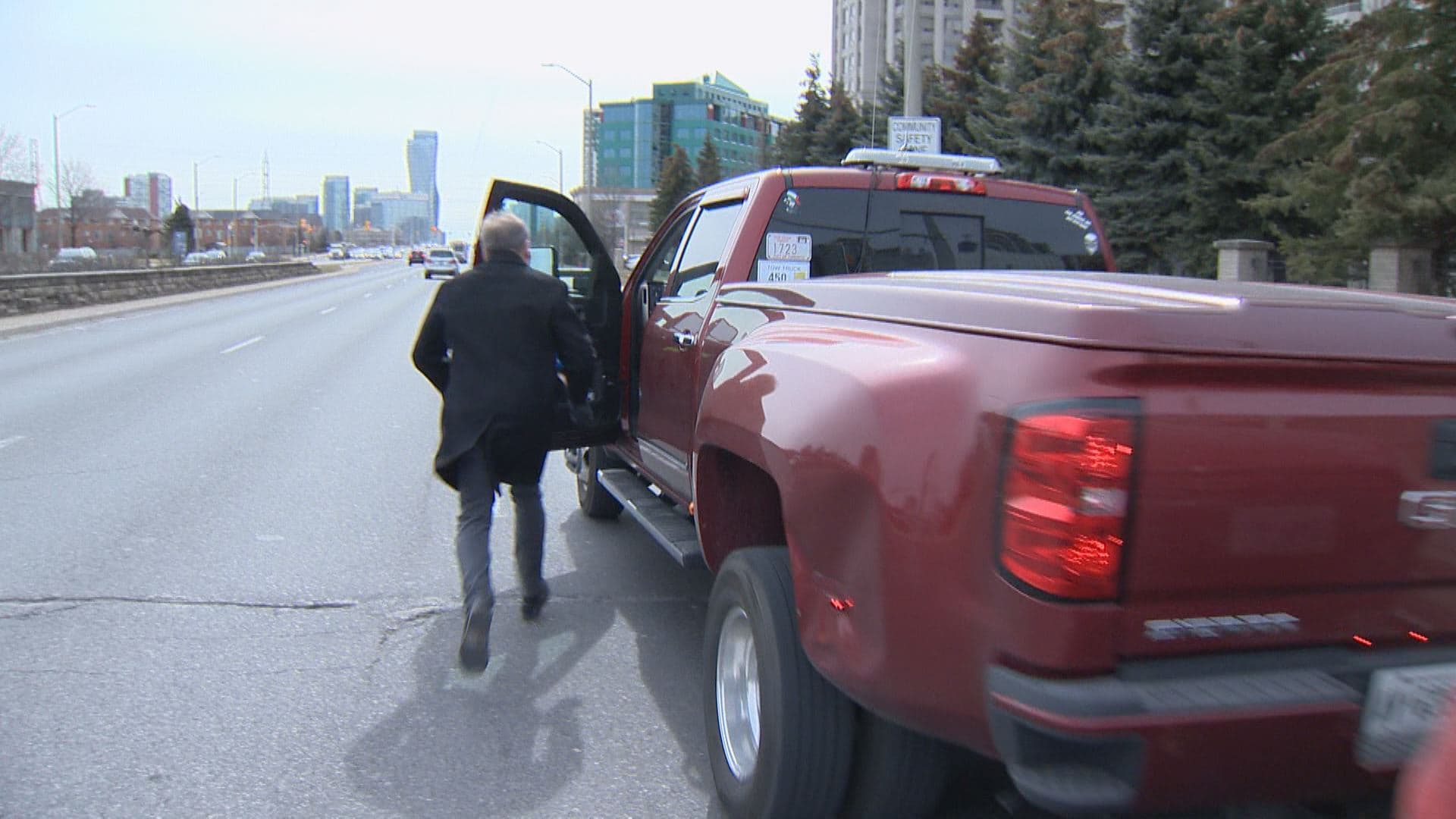 Image for Tow Truck Prevails in Viral Blocking Attempt, Capturing Social Media Attention