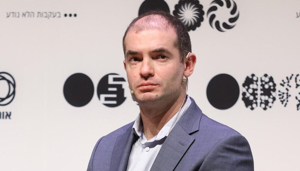 Image for Ilya Sutskever Predicts Superintelligence in 5-20 Years, Declares "Age of Scaling" Over for AI