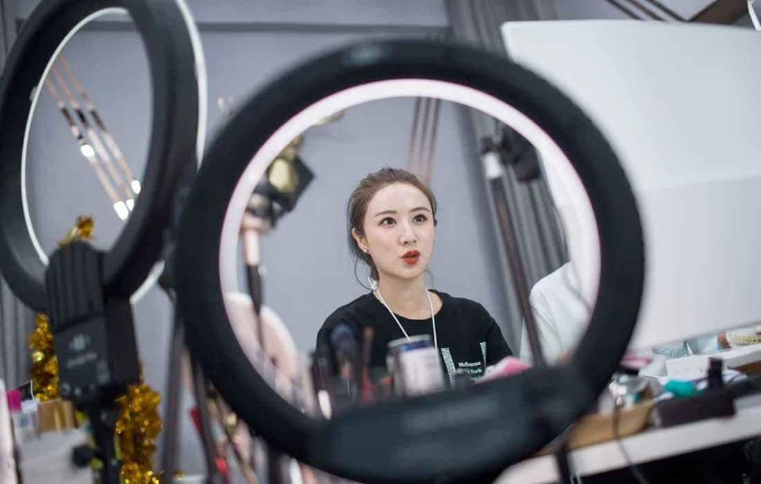 Image for China's New Online Rule: Degrees Mandated for Influencers in Sensitive Fields Amidst Censorship Debate